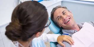 Profissional odontológica atendendo paciente